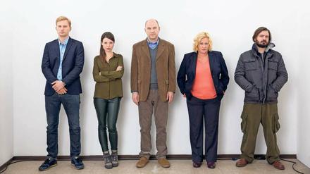 Wer war’s? Sören Koperski (Lucas Prisor, v.l.n.r.), Gesa Porizkova (Julia Hartmann), Michael Baumgartner (Götz Schubert), Doris Meller (Petra Kleinert) und Benno Wengerich (Daniel Christensen) kurz vor der polizeilichen Gegenüberstellung.
