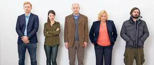 Wer war’s? Sören Koperski (Lucas Prisor, v.l.n.r.), Gesa Porizkova (Julia Hartmann), Michael Baumgartner (Götz Schubert), Doris Meller (Petra Kleinert) und Benno Wengerich (Daniel Christensen) kurz vor der polizeilichen Gegenüberstellung.