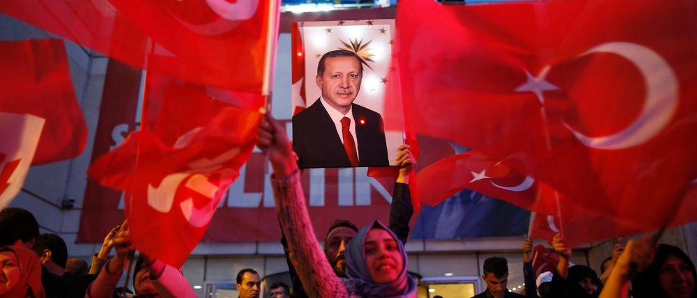 Fahnen schwenken für den Staatschef. Anhänger der Regierungspartei AKP feiern Recep Tayyip Erdogan.