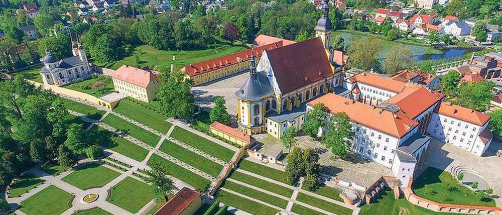 Ort der Besinnung. In Neuzelle, hier im Vordergrund der restaurierte Klostergarten, formierte sich Mitte des 16. Jahrhunderts die Gegenreformation. Heute ist die Stiftskirche St. Marien katholisch. Die evangelische Pfarrkirche Zum Heiligen Kreuz, auch barock ausgestattet, grenzt an die einstigen Klostermauern.