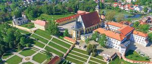 Ort der Besinnung. In Neuzelle, hier im Vordergrund der restaurierte Klostergarten, formierte sich Mitte des 16. Jahrhunderts die Gegenreformation. Heute ist die Stiftskirche St. Marien katholisch. Die evangelische Pfarrkirche Zum Heiligen Kreuz, auch barock ausgestattet, grenzt an die einstigen Klostermauern. 