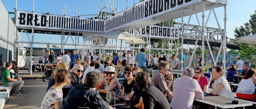 Container und schlichte Tische, vom Architekten entworfen: das kühle Ambiente des "Brlo Brwhouse" in Kreuzberg