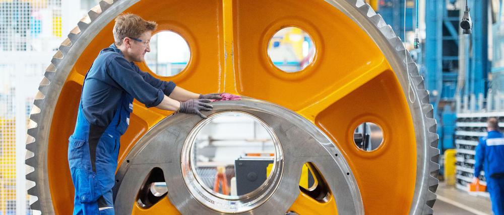 Ein Mitarbeiter des Maschinenbauers Schuler AG reinigt ein Exzenterrad.