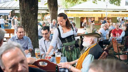 Sozialer Klebstoff. In den Biergarten darf jeder seine Brotzeit mitbringen – Getränke kauft man beim Wirt. 