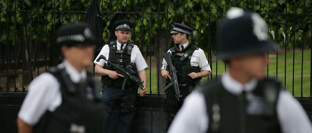 Bewaffnete Polizisten vor dem Westminsterpalast in London.