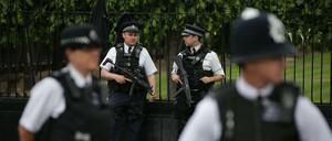Bewaffnete Polizisten vor dem Westminsterpalast in London.