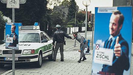 Der korrupte Bürgermeister von „Hindafing“, Alfons Zischl (Maximilian Brückner, rechts) wird abgeführt.