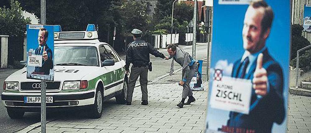 Der korrupte Bürgermeister von „Hindafing“, Alfons Zischl (Maximilian Brückner, rechts) wird abgeführt.