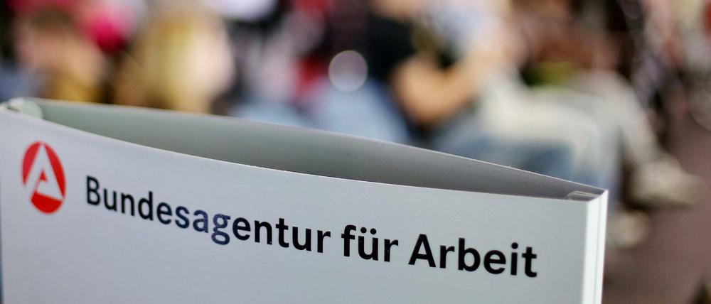 Wartende sitzen im Jobcenter.