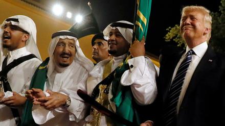Schwertertanz. Donald Trump freute sich sichtlich über den freundlichen Empfang in Saudi-Arabien.