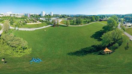 Panorama der Gartenkunst. 100 Hektar groß ist das Gelände, das seit Gründonnerstag für die Öffentlichkeit zugänglich ist. Vom Kienberg (rechts) kann man bis zum südwestlichen Berliner Stadtrand sehen.