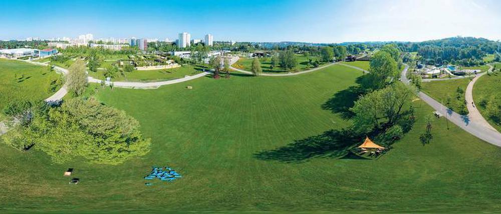 Panorama der Gartenkunst. 100 Hektar groß ist das Gelände, das seit Gründonnerstag für die Öffentlichkeit zugänglich ist. Vom Kienberg (rechts) kann man bis zum südwestlichen Berliner Stadtrand sehen.