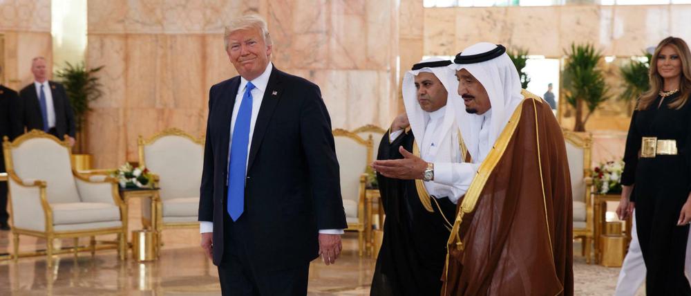 US-Präsident Donald Trump wird von König Salman (rechts) am 20.05.2017 in Riad empfangen.