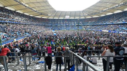 HSV-Fans bejubeln den Klassenerhalt.