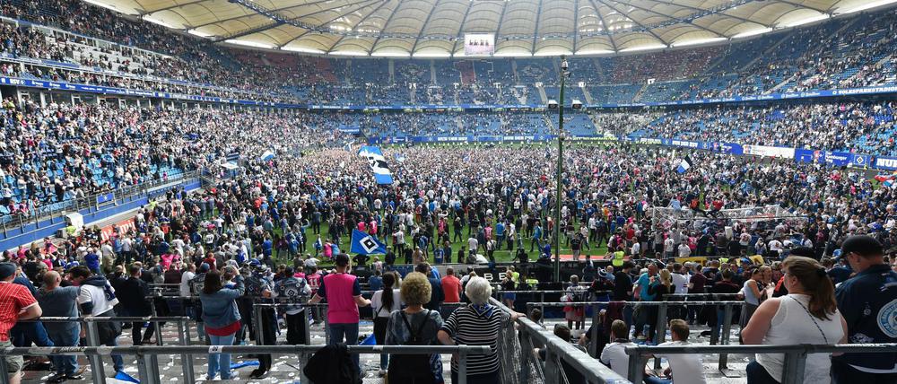 HSV-Fans bejubeln den Klassenerhalt.