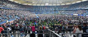 HSV-Fans bejubeln den Klassenerhalt.