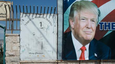 Ein Banner mit dem Gesichts Donald Trumps an der israelischen Grenzmauer in Bethlehem.