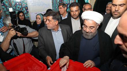 Iranian amtierender und künftiger Präsident Hassan Rouhani bei der Stimmenabgabe.