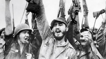 Der spätere Präsident Fidel Castro und seine Kämpfer demonstrieren im Mai 1957 in der Sierra Maestra mit dem Spruch "Wir leben noch". Castro führte einen Guerillakampf gegen das Batista Regime, das mitgeteilt hatte, dass die Rebellen aufgerieben und vernichtet seien. Anfang 1959 siegte die Kubanische Revolution.