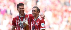 Xabi Alonso und Philipp Lahm feiern ihr letztes Spiel und die Meisterschaft.
