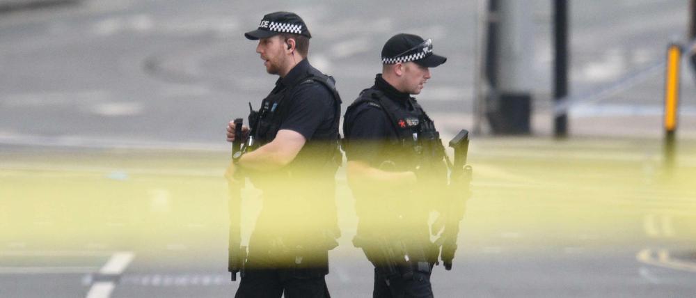 Bewaffnete Polizisten am Morgen nach dem Anschlag im britischen Manchester.