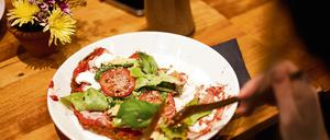 Auf die anderen warten oder schon anfangen? Das ist im Lokal immer die Frage, wenn das bestellte Essen nicht gleichzeitig kommt.