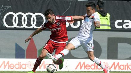 Ingolstadts Mathew Leckie (l) spielt nächste Saison für Hertha.