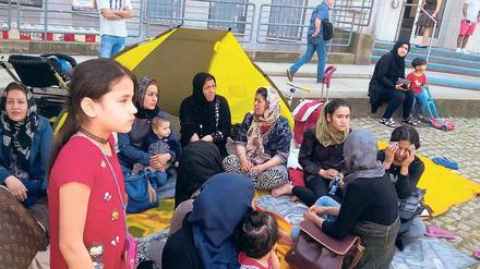 Stiller Protest. Auf dem Vorplatz des ehemaligen Rathauses Wilmersdorf haben Flüchtlinge Lager bezogen, um gegen die Zustände in der Notunterkunft aufmerksam zu machen.