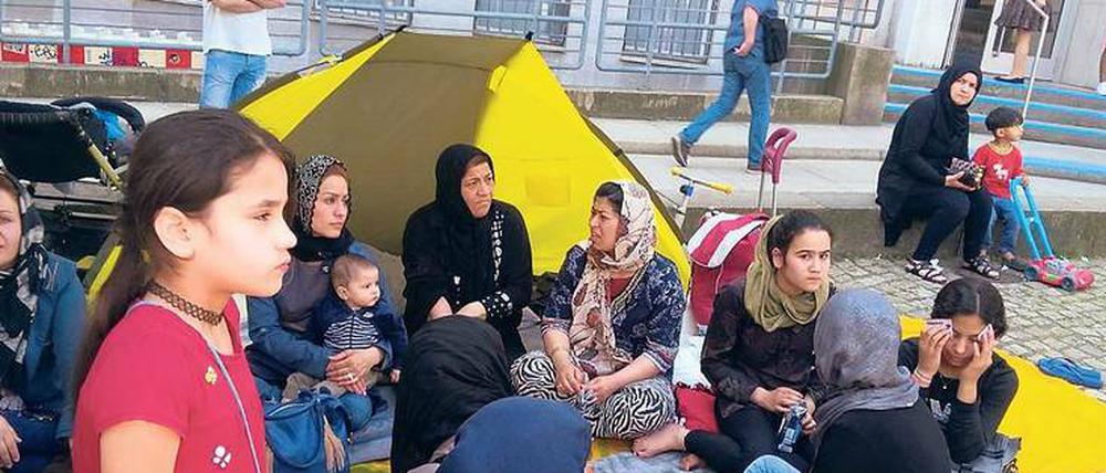 Stiller Protest. Auf dem Vorplatz des ehemaligen Rathauses Wilmersdorf haben Flüchtlinge Lager bezogen, um gegen die Zustände in der Notunterkunft aufmerksam zu machen.