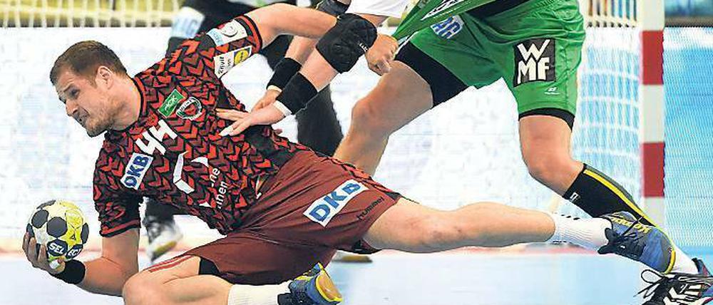 Am Boden. Für die Füchse wie Kresimir Kozina (l.) lief nicht viel zusammen. Foto: Murat/dpa
