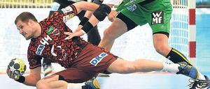 Am Boden. Für die Füchse wie Kresimir Kozina (l.) lief nicht viel zusammen. Foto: Murat/dpa