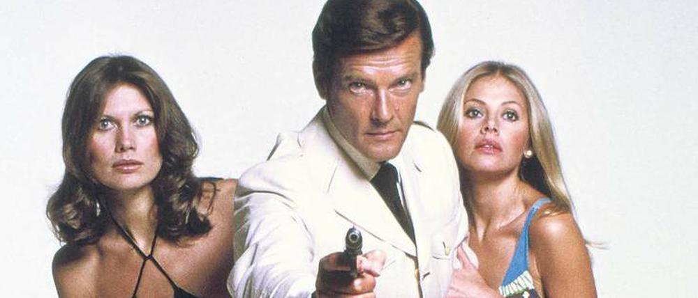 Eleganz ist Trumpf. Roger Moore in seiner berühmtesten Rolle als Geheimagent 007, umgeben von den unvermeidlichen Bond-Girls