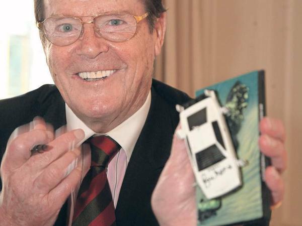 Beim Gespräch mit dem Tagesspiegel 2009 signierte Roger Moore ein Modellauto des Lotus Esprit aus "Der Spion, der mich liebte"