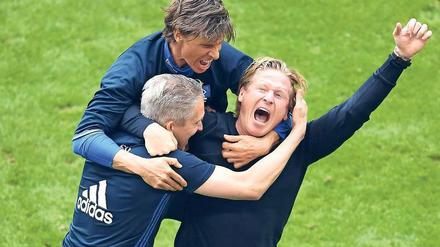 Markus Gisdol (rechts) hat den HSV in scheinbar aussichtsloser Situation übernommen. Am Samstag feierte er mit den Hamburgern den Klassenerhalt.