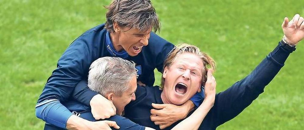 Markus Gisdol (rechts) hat den HSV in scheinbar aussichtsloser Situation übernommen. Am Samstag feierte er mit den Hamburgern den Klassenerhalt.