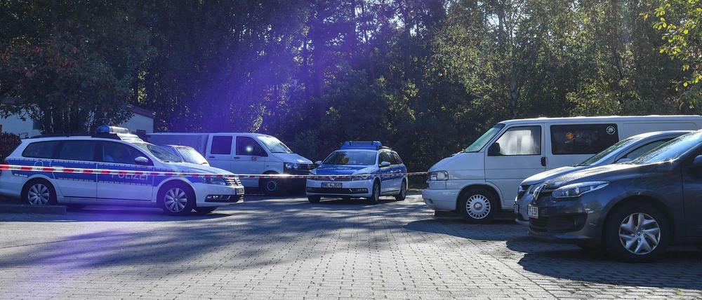 Die Straßenverkehrsordnung gilt auch auf Parkplätzen. Hier muss vor allem Schritttempo eingehalten werden.