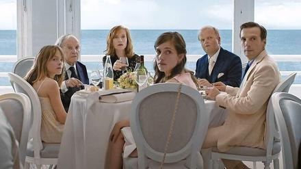 Prost, Mahlzeit! Jean-Louis Trintignant und Isabelle Huppert (2. und 3. von links) in "Happy End" von Michael Haneke.