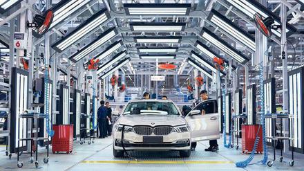Futuristisch. Im BMW-Werk in Dadong dreht sich alles um den neuen 5er. Geleitet wird das Werk übrigens – ungewöhnlich nicht nur in China – von einer Frau.