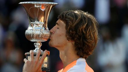 Alexander Zverev küsst die Trophäe, nachdem er im Finale der Italian Open gegen Djokovic aus Serbien gewonnen hat.