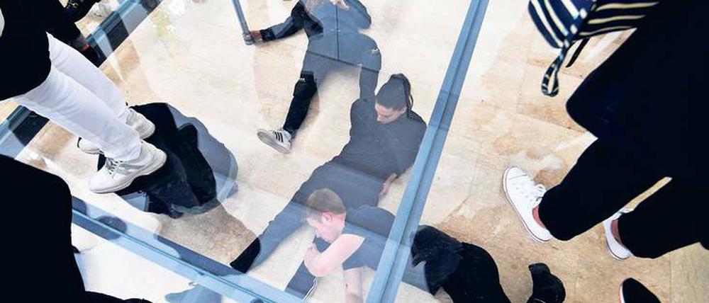 Unter Glas. Szene aus Anne Imhofs Performance „Faust“ auf der Biennale di Venezia. 