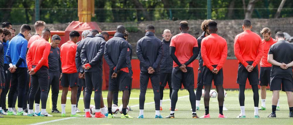 Manchester United hält beim Abschlusstraining in Carrington eine Schweigeminute.