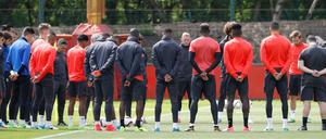Manchester United hält beim Abschlusstraining in Carrington eine Schweigeminute.