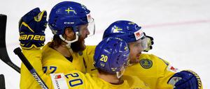 Schwedens Spieler jubeln hier über das Tor zum 1:0.
