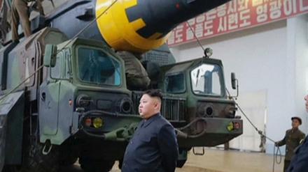 Ein Bild des nordkoreanischen Fernsehens zeigt angeblich Kin Jong Un in einem Testgelände für Raketen.