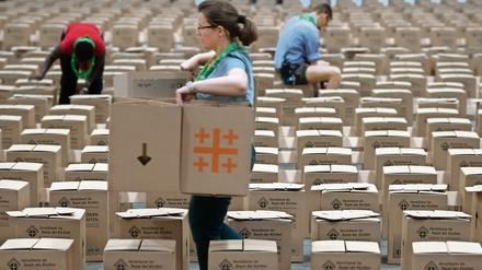 30.000 Papphocker sind für den Kirchentag als Sitzgelegenheiten vorgesehen, ein Teil davon wird derzeit in der Messehall 25 aufgebaut. 