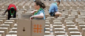 30.000 Papphocker sind für den Kirchentag als Sitzgelegenheiten vorgesehen, ein Teil davon wird derzeit in der Messehall 25 aufgebaut. 