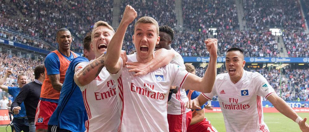 Da ist das Ding: Der HSV bejubelt das späte Tor von Gian-Luca Waldschmidt.