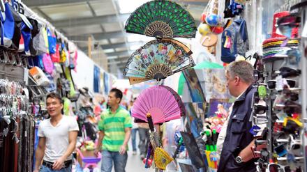 Wir wollen mit Ihnen über den Lichtenberger Dong Xuan Markt schlendern. Das Vorbild für Berlin findet sich in Vietnams Hauptstadt und ist dort der älteste und größte Markt in Hanoi.