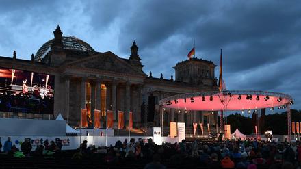 Zuschauer des abendlichen Programms nach dem Eröffnungsgottesdienst des 36. Evangelischen Kirchentages.