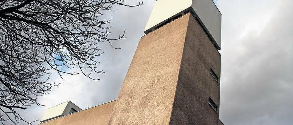 Der Galerist Johann König zeigt in der brutalistischen Architektur der St.-Agnes-Kirche in Kreuzberg zeitgenössische Kunst.